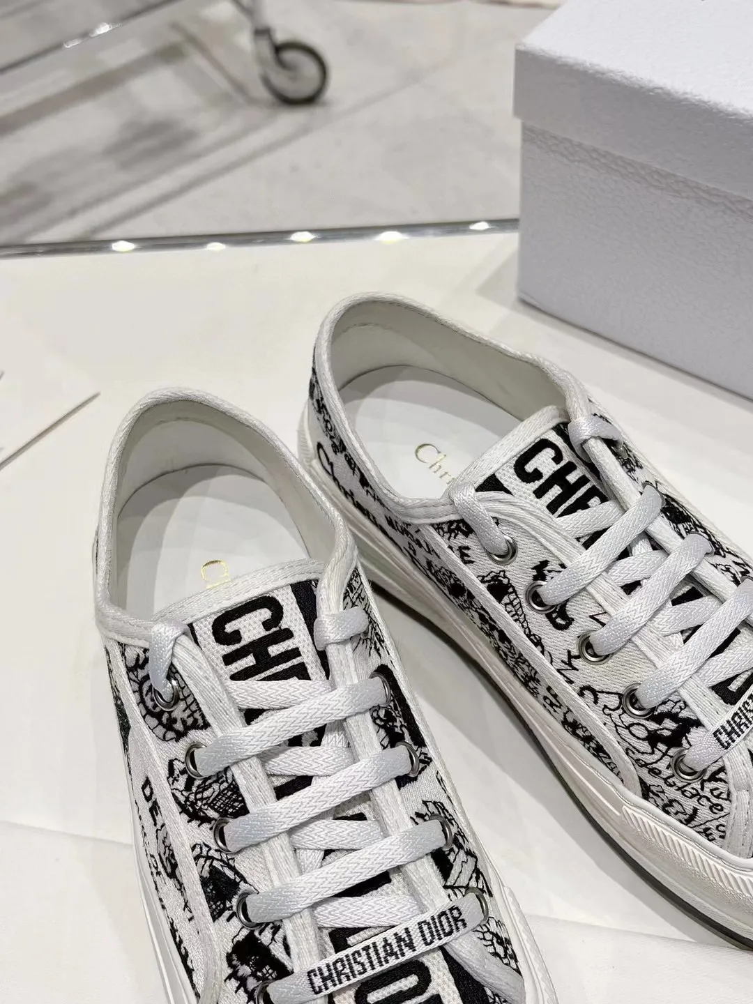 👟👟Ex-factory price 520👟👟 Dior’s 2025 Walk ‘n’ Dior embroidered mid-top casual shoes are new. On the fashion stage, Dior embroidered shoes are the well-deserved protagonist. Delicate stitching is used on the upper, every stitch is devoted to the craftsman's efforts, and every thread is woven with artistic poetry. From complex floral patterns to smart geometric textures, embroidery is like the magic that gives shoes life, allowing them to show dynamic beauty even in static conditions.   Wearing Dior embroidered shoes feels like stepping into a dream world full of art. It is not only a pair of shoes, but also a walking piece of art that perfectly integrates fashion and culture. Whether you are strolling on the bustling city streets or attending important social occasions, Dior embroidered shoes can add unique charm to your style and become the focus of everyone's attention.   Choosing Dior embroidered shoes means choosing a persistent pursuit of quality and a unique understanding of fashion. Let it accompany you through every wonderful moment and leave your own fashion mark.  Material: Sheepskin lining, feet, silk cowhide, size 35-41, heel height 5cm